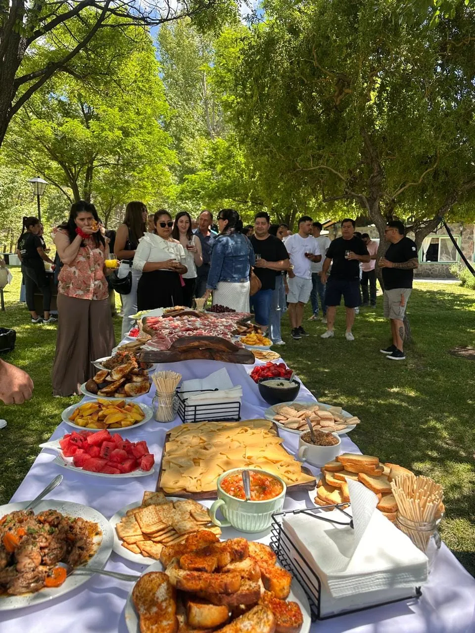 Mesa de bienvenida en un evento en el parque