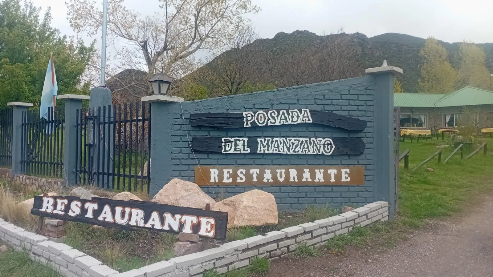 El cartel de la Posada del Manzano en la entrada