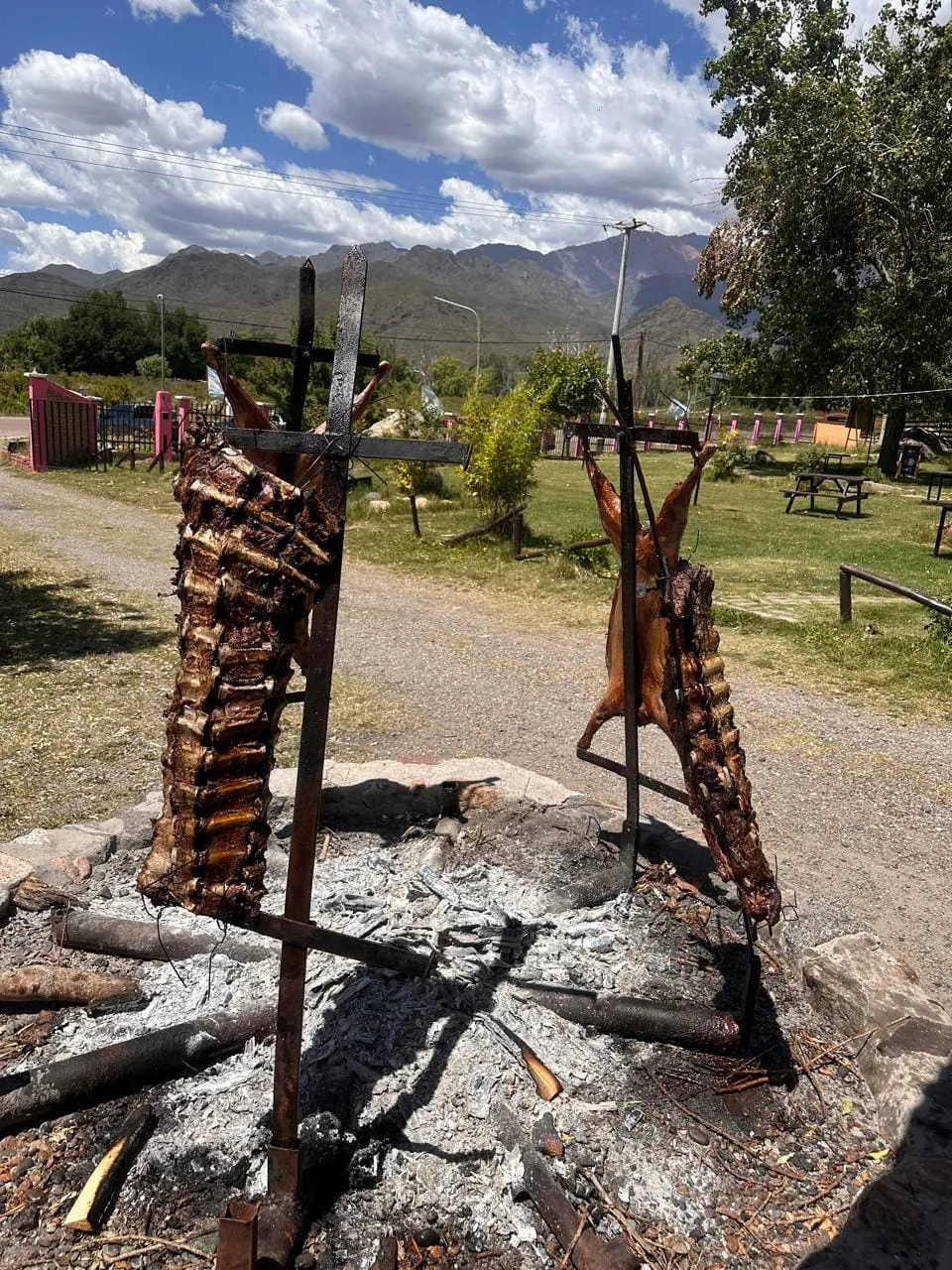 Cordero y costillar a la cruz sobre las brasas