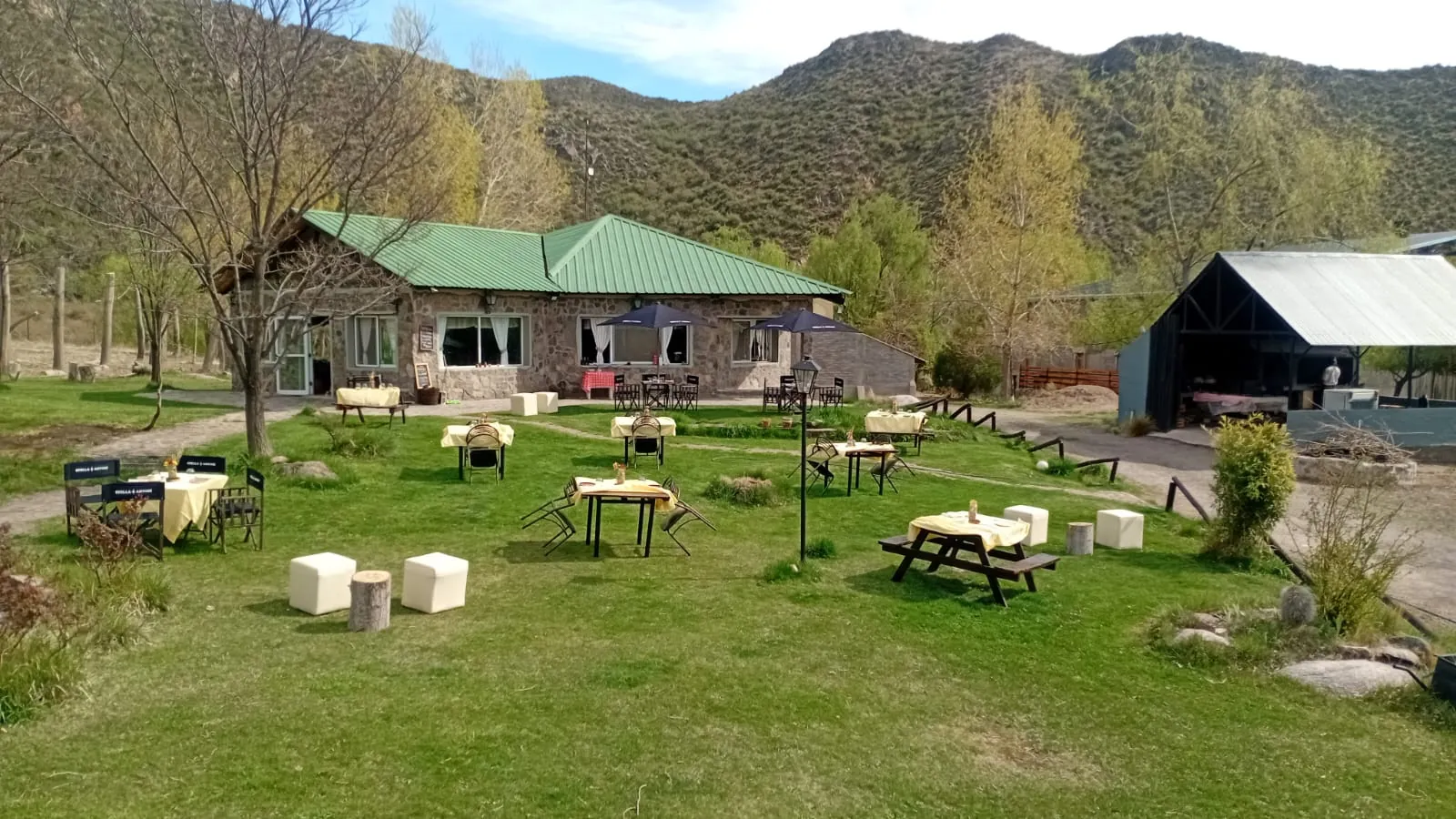 La casa y el jardín con la montaña de fondo