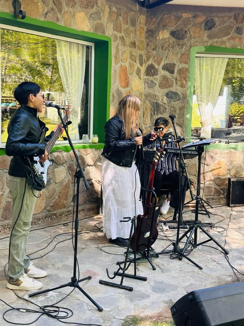 Banda tocando en vivo en la galería