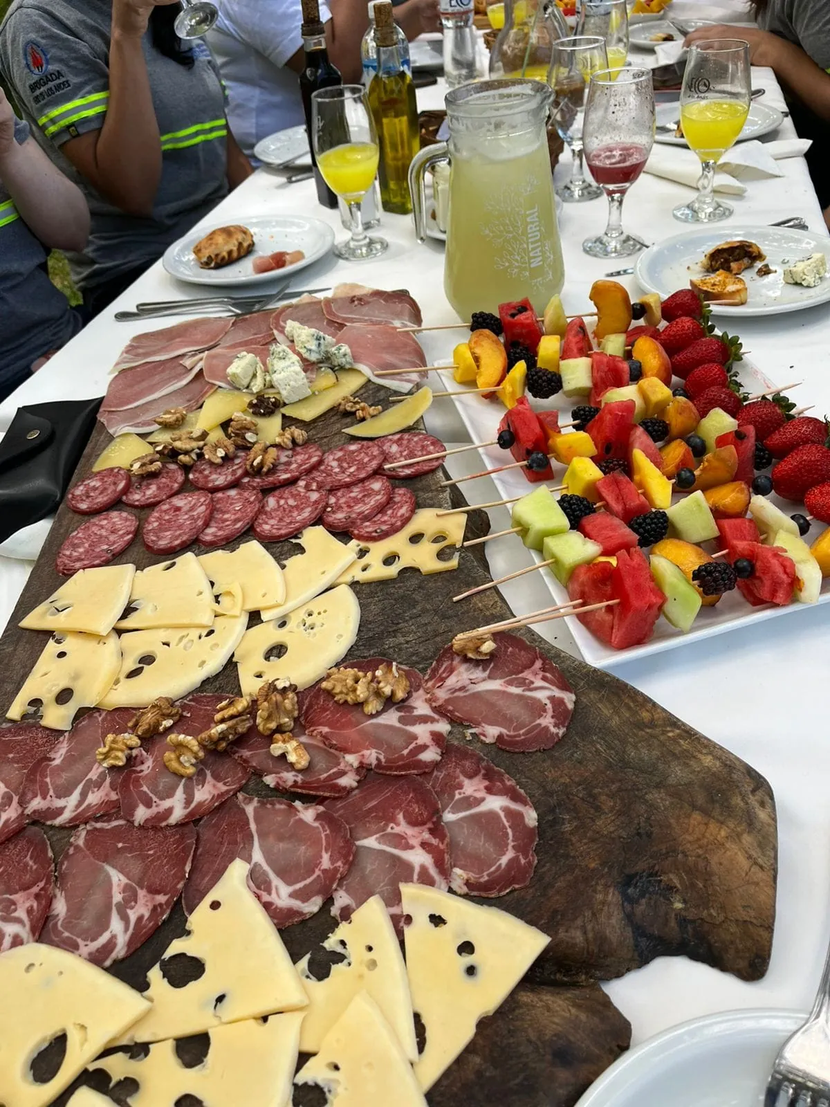 Tabla de fiambres, quesos y brochetas de fruta